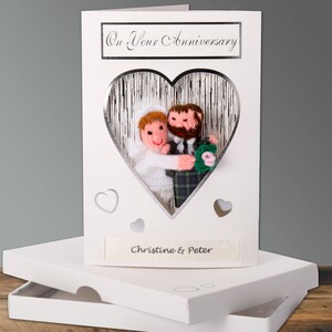 Schottische Jubiläumskarte und Geschenk kombiniert.  Personalisiert mit Namen und handgemachten Fingerpuppen, passend zum glücklichen Paar
