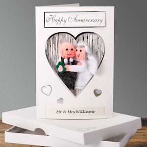 Tarjeta de aniversario personalizada y regalo combinado con marionetas de dedo hechas a mano para combinar con la feliz pareja.