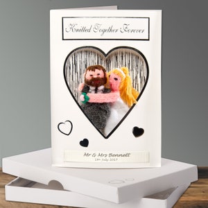Personalisierte Hochzeitskarte und Geschenk kombiniert mit handgemachten Fingerpuppen passend zum glücklichen Paar