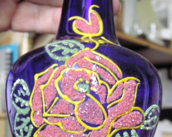 Vase en verre bleu Boho avec Coralène (Perles de verre réfléchissant) Décoration rose