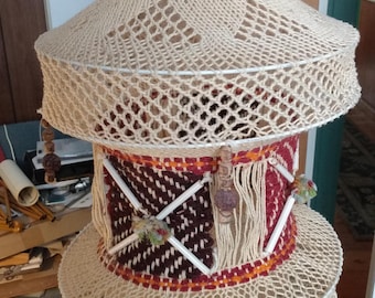 Colgante vintage de macramé con piedras de rudraksha, 6 aros de metal, 79 cm de alto, década de 1970.