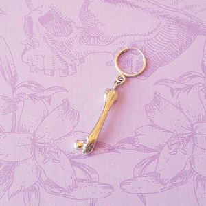 L'OS - 925 sterling silver men's earring with pendant representing a femur - memento mori jewelry