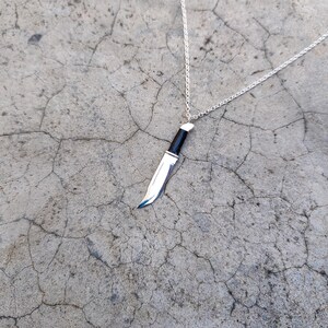 SCREAM ist eine Herrenkette aus 925er Sterlingsilber mit Kaltemaille, die Ghostfaces Messer aus dem Film Scream darstellt. Bild 6
