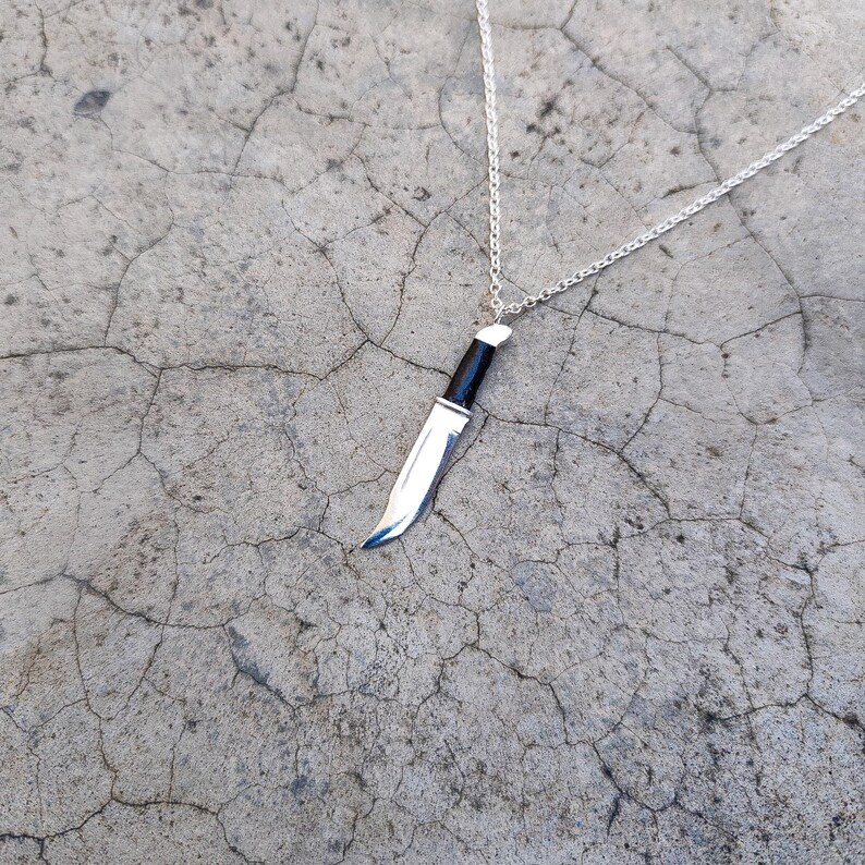 SCREAM ist eine Herrenkette aus 925er Sterlingsilber mit Kaltemaille, die Ghostfaces Messer aus dem Film Scream darstellt. Bild 6