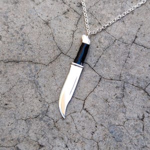 SCREAM ist eine Herrenkette aus 925er Sterlingsilber mit Kaltemaille, die Ghostfaces Messer aus dem Film Scream darstellt. Bild 4