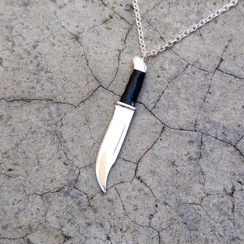 SCREAM ist eine Herrenkette aus 925er Sterlingsilber mit Kaltemaille, die Ghostfaces Messer aus dem Film Scream darstellt. Bild 4
