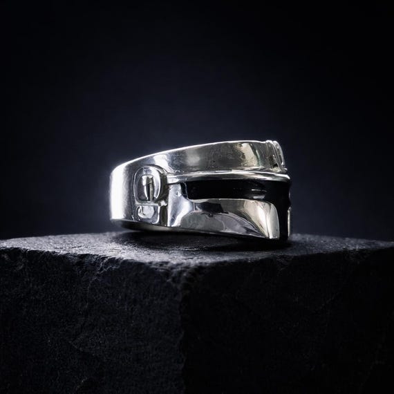 MANDO - 925 sterling silver signet ring in the shape of Din Djarin's helmet, a tribute to geek culture and Star Wars
