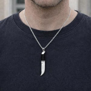 SCREAM ist eine Herrenkette aus 925er Sterlingsilber mit Kaltemaille, die Ghostfaces Messer aus dem Film Scream darstellt. Bild 7