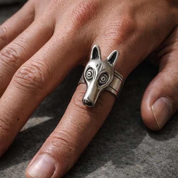 DOGGO : Bague en argent sterling, une création unique dessinée par l'artiste Dr Ponce pour la collection "Les Chiens de la Casse"