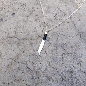 SCREAM ist eine Herrenkette aus 925er Sterlingsilber mit Kaltemaille, die Ghostfaces Messer aus dem Film Scream darstellt. Bild 5