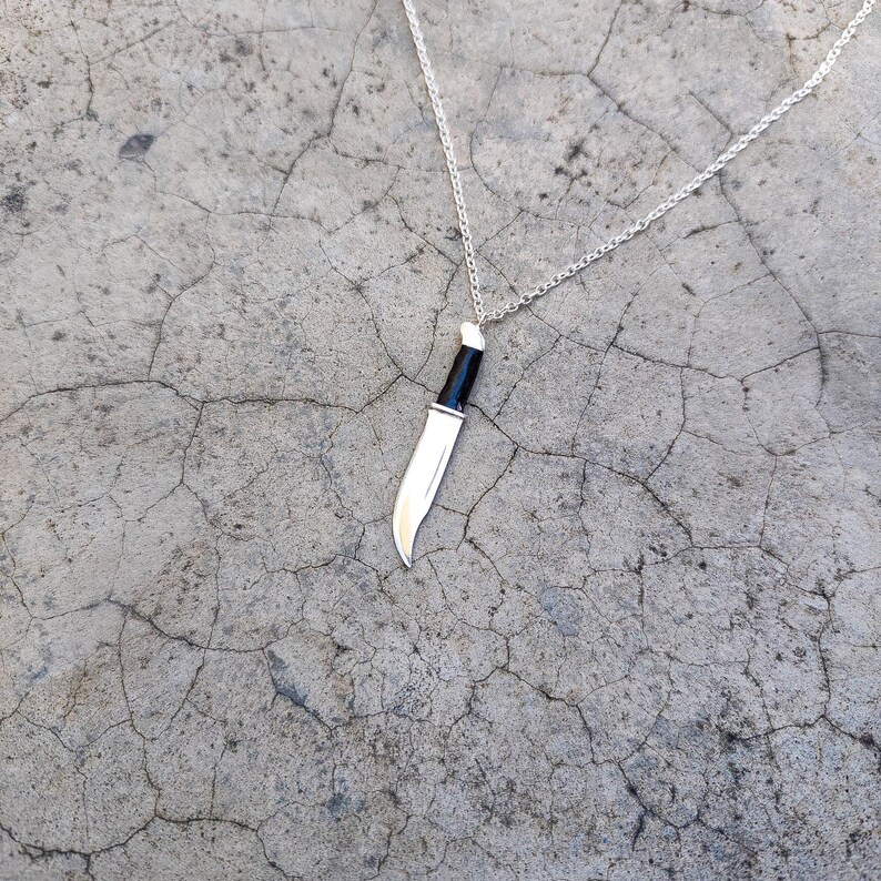 SCREAM ist eine Herrenkette aus 925er Sterlingsilber mit Kaltemaille, die Ghostfaces Messer aus dem Film Scream darstellt. Bild 5