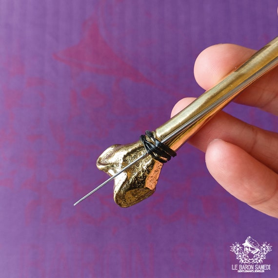 FEMÜR - Handpoker, needle holder for tattooing in brass gold-plated with fine gold for the so-called 'hanpoke' tattoo, shaped like a femur