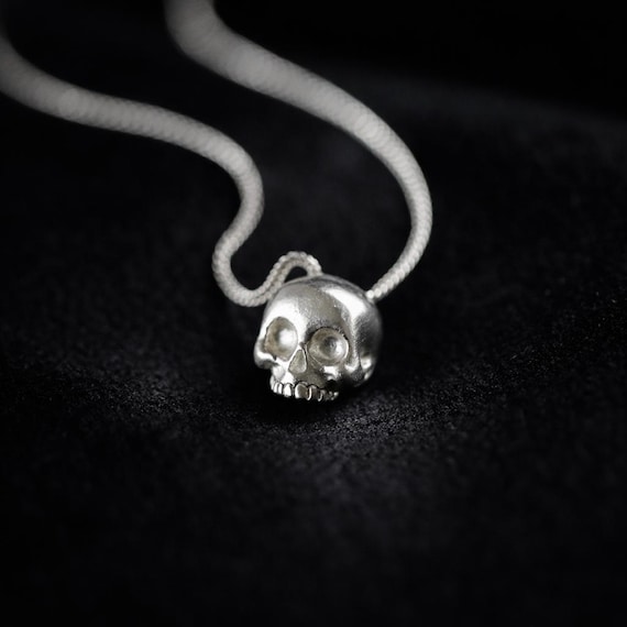 PRESAGE INTIME – Diamond curb chain and skull pendant in sterling silver, memento mori