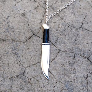SCREAM ist eine Herrenkette aus 925er Sterlingsilber mit Kaltemaille, die Ghostfaces Messer aus dem Film Scream darstellt. Bild 1