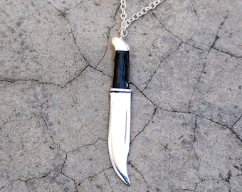 SCREAM ist eine Herrenkette aus 925er Sterlingsilber mit Kaltemaille, die Ghostfaces Messer aus dem Film Scream darstellt.