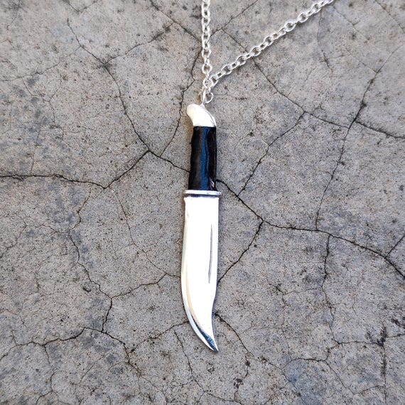 SCREAM is a men's necklace in 925 sterling silver with cold enamel depicting Ghostface's knife from the movie Scream