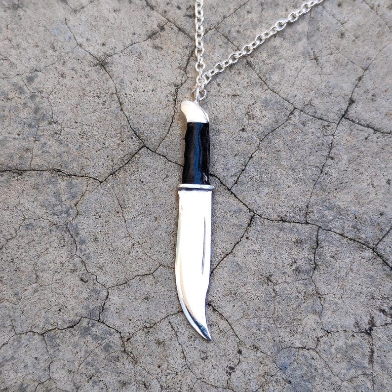 SCREAM ist eine Herrenkette aus 925er Sterlingsilber mit Kaltemaille, die Ghostfaces Messer aus dem Film Scream darstellt. Bild 1