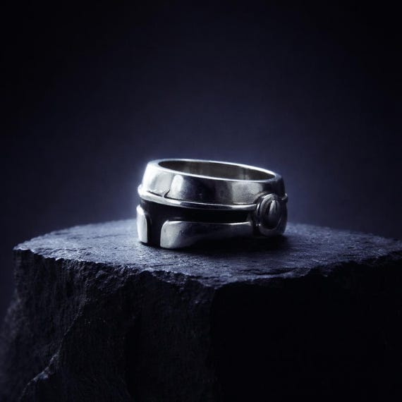 MANDO - 925 sterling silver signet ring in the shape of Din Djarin's helmet, a tribute to geek culture and Star Wars