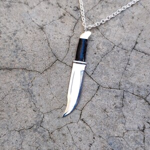 SCREAM ist eine Herrenkette aus 925er Sterlingsilber mit Kaltemaille, die Ghostfaces Messer aus dem Film Scream darstellt. Bild 3