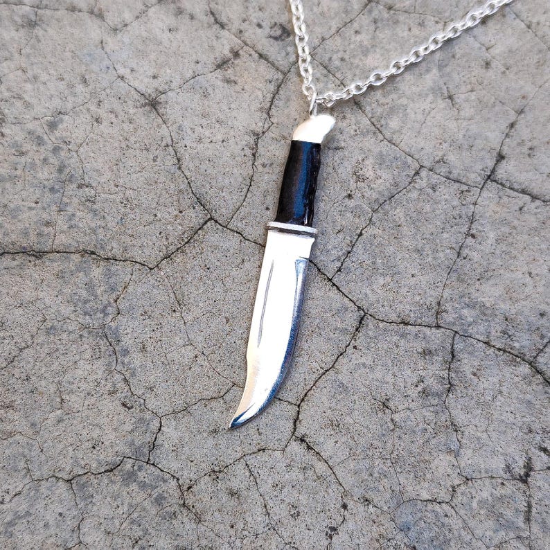 SCREAM ist eine Herrenkette aus 925er Sterlingsilber mit Kaltemaille, die Ghostfaces Messer aus dem Film Scream darstellt. Bild 3