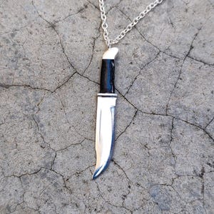 SCREAM ist eine Herrenkette aus 925er Sterlingsilber mit Kaltemaille, die Ghostfaces Messer aus dem Film Scream darstellt. Bild 2