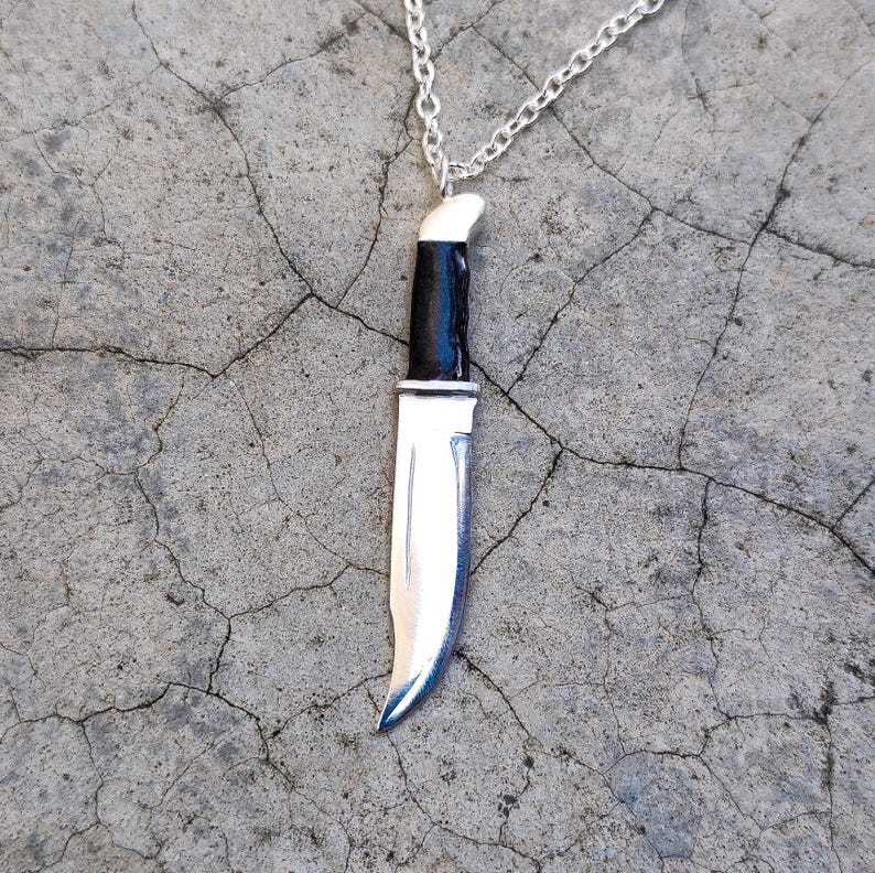 SCREAM ist eine Herrenkette aus 925er Sterlingsilber mit Kaltemaille, die Ghostfaces Messer aus dem Film Scream darstellt. Bild 2