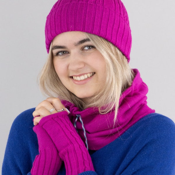 Pure laine mérinos. Ensemble d'accessoires FUCHSIA. Fabriqué en Angleterre. Chapeau. Chauffe-poignets. Tour de cou.