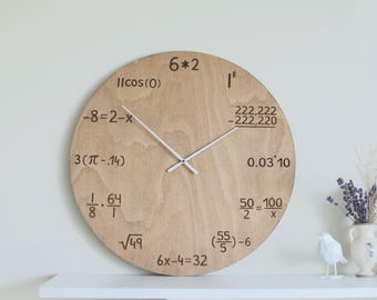 Drewniany zegar z grawerowanymi wzorami matematycznymi – prezent dla nauczyciela-geek