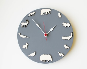 Arktische Tiere Wanduhr aus Holz: Nordische Wanduhr fürs Kinderzimmer