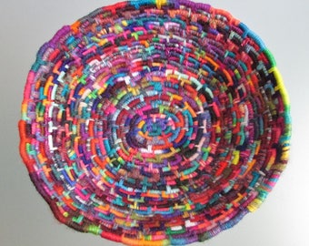 Flerfärgad oval spiralkorg av jutefiber - Unik, tillverkad med många olika garner!