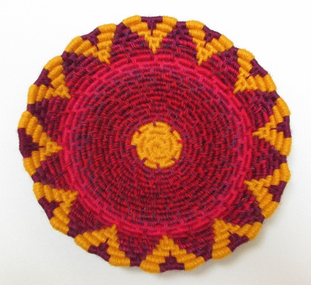 One-Of-A-Kind 12-Pétale Fleur Design Enroulé Jute Fibre Plaque Décorative | Rose Vif, Violet, Verge D'or
