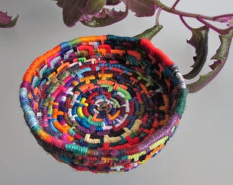 Ljus flerfärgad, spiralformad mynt-/nyckelkorg i jutefiber - Unik, tillverkad med många olika garner!