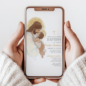 Pu&ograve; includere: Uno smartphone mostra un invito al battesimo. L'invito presenta un'illustrazione di Ges&ugrave; che tiene in braccio un bambino, con il testo "BATTESIMO di nostra figlia Emilie Jackson". Il telefono &egrave; tenuto da una persona che indossa un maglione color crema.
