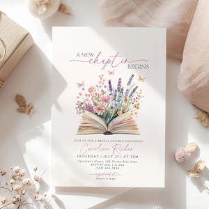 Puede incluir: Una tarjeta de invitación blanca con el texto "A New Chapter Begins" en una fuente cursiva. La tarjeta presenta un libro abierto con un arreglo floral de flores rosas, moradas y amarillas. Las mariposas están esparcidas alrededor de las flores. La invitación es para una despedida de soltera.