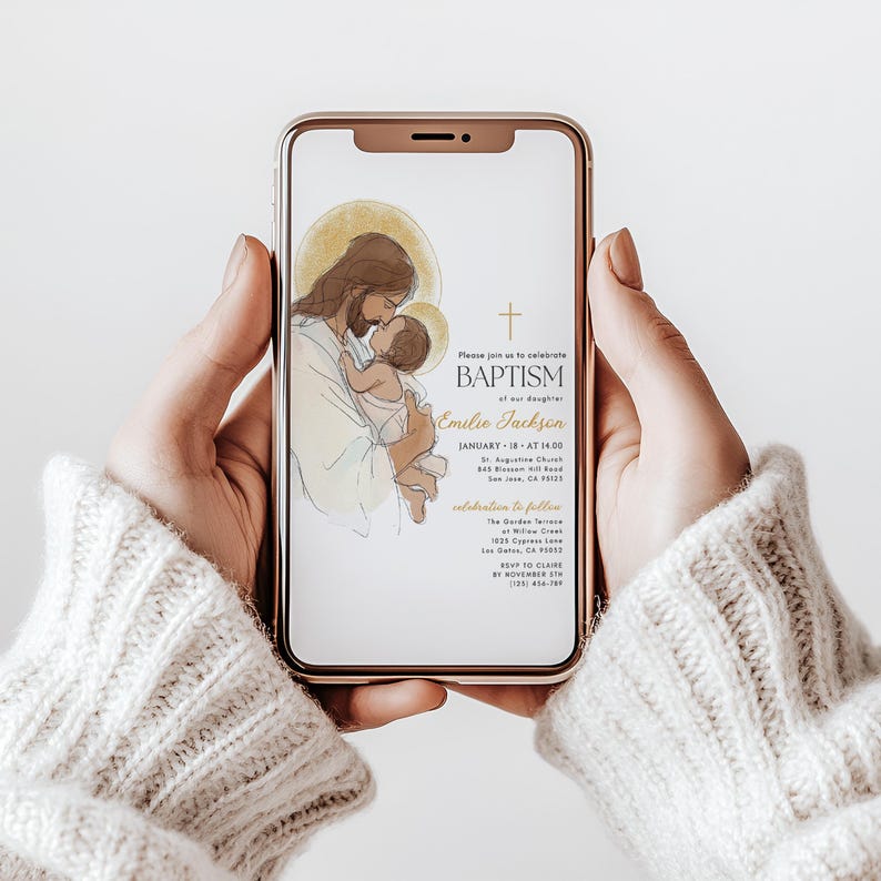 Pu&ograve; includere: Uno smartphone mostra un invito al battesimo. L'invito presenta un'illustrazione di Ges&ugrave; che tiene in braccio un bambino, con il testo "BATTESIMO di nostra figlia Emilie Jackson". Il telefono &egrave; tenuto da una persona che indossa un maglione color crema.