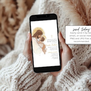 Pu&ograve; includere: Uno smartphone mostra un invito al battesimo con un'illustrazione di Ges&ugrave; che tiene in braccio un bambino. L'invito include il testo "BATTESIMO" e "Emilen Jackson". Un piccolo riquadro bianco recita "invia oggi!" con le istruzioni.