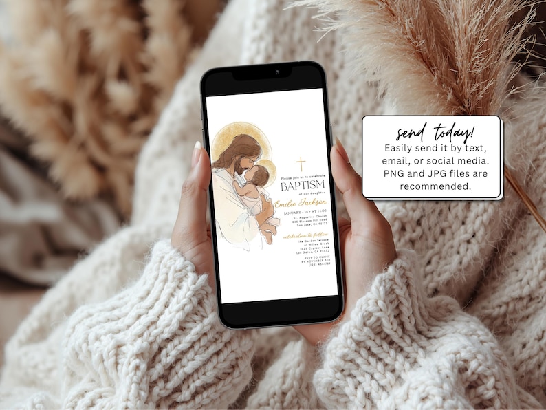 Pu&ograve; includere: Uno smartphone mostra un invito al battesimo con un'illustrazione di Ges&ugrave; che tiene in braccio un bambino. L'invito include il testo "BATTESIMO" e "Emilen Jackson". Un piccolo riquadro bianco recita "invia oggi!" con le istruzioni.