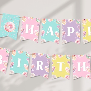 Puede incluir: Una colorida pancarta con las palabras "HAPPY BIRTHDAY" escritas en banderines individuales. Cada banderín presenta un color pastel, con imágenes de donas, helados y cupcakes. La pancarta está unida con hilo.