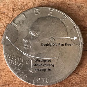 Może przedstawiać: Srebrna moneta z profilem mężczyzny, słowem "LIBERTY" u góry oraz "IN GOD WE TRUST" i datą "1776-1976" na dole. Moneta ma "Double Die Rim Error" i "Misaligned Strike causing missing rim."