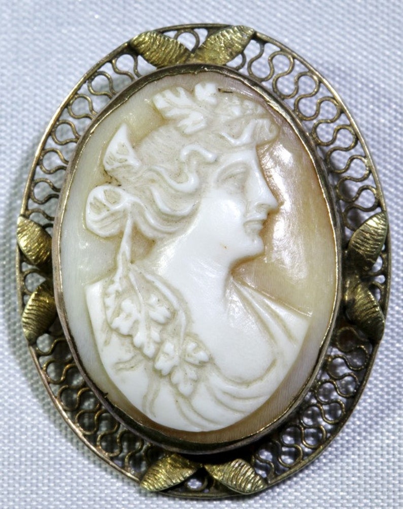 14K Solid Yellow Gold Leaf Filigree Bezel Set Right Facing Cameo Brooch Pin