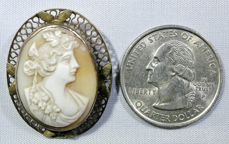 14K Solid Yellow Gold Leaf Filigree Bezel Set Right Facing Cameo Brooch Pin