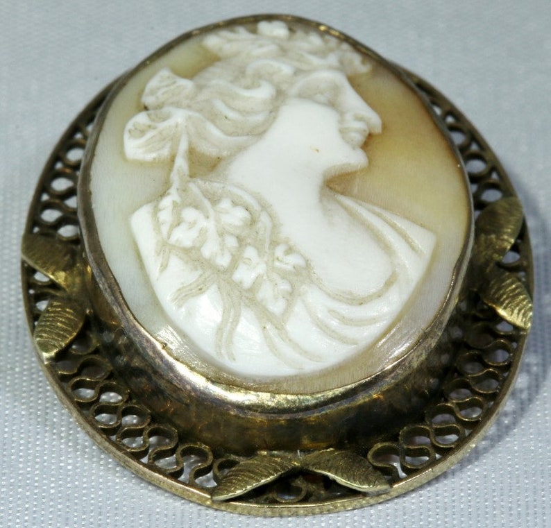 14K Solid Yellow Gold Leaf Filigree Bezel Set Right Facing Cameo Brooch Pin