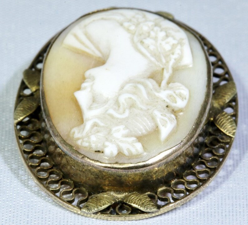 14K Solid Yellow Gold Leaf Filigree Bezel Set Right Facing Cameo Brooch Pin