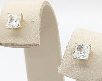 Classic 10K Yellow Gold CZ Stud Earrings - Elegant Minimalist Style 0.4g Shiny Cubic Zirconia Traditional Look