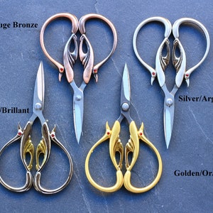 Peut inclure: Quatre paires de ciseaux décoratifs avec des poignées en forme de cygne. Les ciseaux sont disponibles en bronze rouge, argent avec une finition brillante, argent avec une finition mate et or.