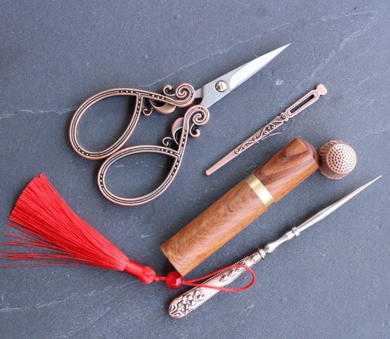Nécessaire couture- Set d'outils couture/broderie- Ensemble d'outils- Bronze rouge- Couture/ Broderie- Fourniture- Travaux manuels- Cadeau