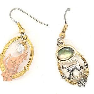 Puede incluir: Cuatro pendientes con temática de gatos. Uno es un gato plateado con una cuenta roja. Otro tiene un marco dorado con un gato y una gema transparente. El tercero tiene un gato plateado en un marco dorado con una piedra verde. El último tiene un gato plateado sobre una concha de abulón.