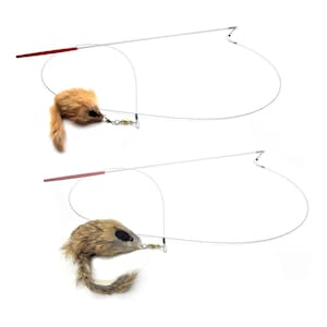 Puede incluir: Dos juguetes para gatos con una varita larga, delgada y roja y una cuerda atada a un pequeño ratón peludo. El ratón es marrón y blanco con la nariz y los ojos negros.