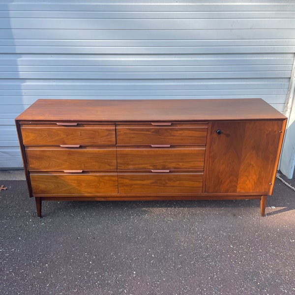 Mid Century Modern American of Martinsville Long Dresser Credenza