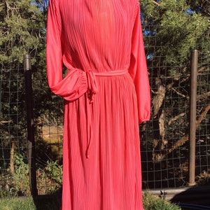 1970s coral chiffon dress, made in USA, union label, long sleeves, vintage dress, salmon accordion dress, pleated dress, chiffon